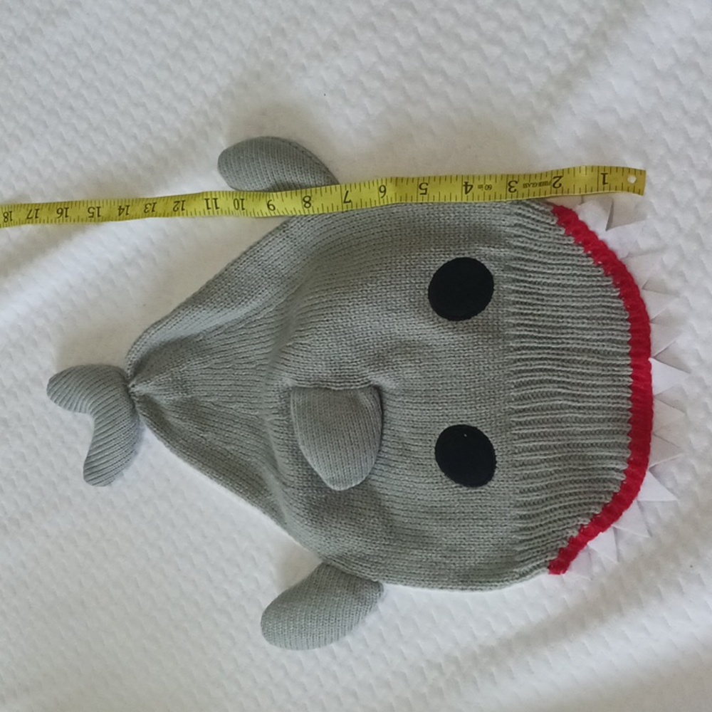 H Kids gray knit shark hat